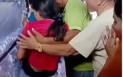 أعلنوا وفاتها وجهزوا جنازتها.. مراهقة تفاجئ المشيعين وتنهض من داخل نعشها في غواتيمالا