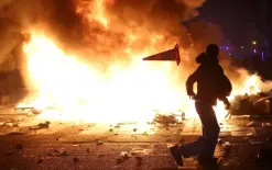فرنسا: حصيلة الاعتقالات ترتفع إلى 1800 شخص وإصابة أكثر من 500 عنصر أمن في مواجهات دامية