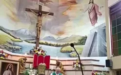 بالفيديو | لحظة مأساوية خلال قداس في الإكوادور.. سقوط صليب ثقيل على رأس قس ووفاته