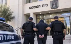 اعتُقل بشبهة التحرش بمطربة مشهورة.. وبعد إطلاق سراحه بساعات ظهر مجددًا في الصف الأول...