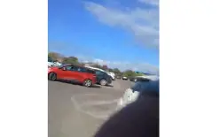 دقائق حبست الأنفاس.. إنقاذ طفل علق داخل مركبة مغلقة ومسؤولون يحذرون: 