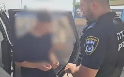 اعتقال شاب بشبهة تعذيب قطة وضربها بالأرض عدة مرات أمام أصدقائه