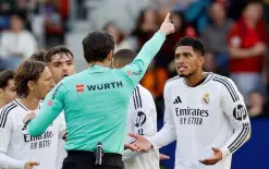 رسميًا.. خوان مونويرا حكمًا للكلاسيكو بين برشلونة وريال مدريد 