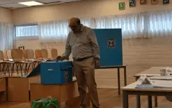 رئيس التجمع الوطني الديمقراطي، سامي أبو شحادة، يدلي بصوته في مدينته يافا
