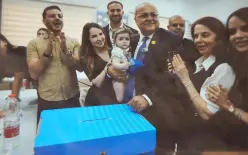 فيديو - الطيبي رئيس كتلة القائمة المشتركة يدلي بصوته برفقة افراد عائلته 