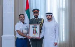 رئيس الإمارات يمنح أوسمة شرف لركاب طاقم طائرة 
