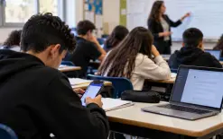 الهواتف والذكاء الاصطناعي داخل المدارس…أرقام مفاجئة تكشف كيف يقضي الطلاب يومهم...