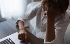 دليل مبسط لكل أم: كيف تحمين طفلك من التنمر الإلكتروني؟