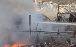 أم الفحم | حريق نفايات يمتد إلى حافلة صغيرة قرب مدرسة الشاملة دون إصابات