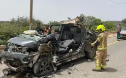  تخليص عالق جراء حادث طرق مروع بين سيارة وشاحنة في الجليل