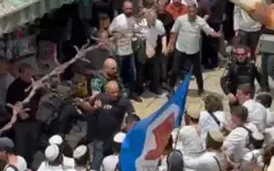 فيديو- اعتداءات لمستوطنين على الأهالي والمصلين قرب المسجد الأقصى في القدس