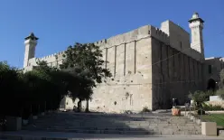 الجيش يغلق الحرم الإبراهيمي ويطرد الحراس ..