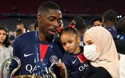 أخفت وجهها تماما.. الظهور الوحيد لزوجة عثمان ديمبلي في نهائي دوري الأبطال (صورة)