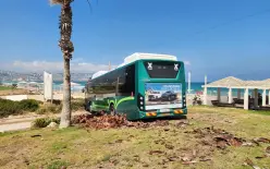 إصابة سائق حافلة بحادث على شاطئ نئوت في كريات حاييم