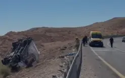 فيديو - إصابة متوسطة لشاب بإنقلاب سيارة في النقب