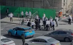 شاهدوا - حريديم يحاولون إغلاق شارع في القدس ويشتبكون مع الشرطة والسائقين