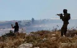 لجنة تحقيق: قوات إسرائيلية تحمي مستوطنين خلال هجومهم على فلسطينيين