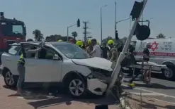 إصابة سائقة بجروح خطيرة في حادث تصادم بين مركبتين على شارع 4