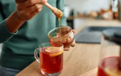 5 فوائد صحية لإضافة العسل إلى كوب الشاي