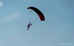 لحظة مرعبة في السماء.. جناح طائرة يقتل مظليا شابا (فيديو) 