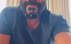 في بث مباشر.. أحمد سعد يحلق شعره 