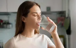 كم تحتاج من الماء يومياً؟.. قاعدة بسيطة قد تغيّر طريقة شربك للسوائل 
