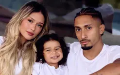زوجة رافينيا ترد على تقارير أزمته المالية