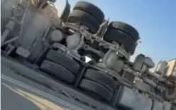 فيديو - تخليص سائق شاحنة انقلبت على شارع 6 باتجاه الجنوب
