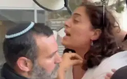 حزب لكلِّنا مكان يحتج داخل مركز شرطة تل أبيب مطالبًا بمحاسبة المسؤولين عن تفشي الجريمة