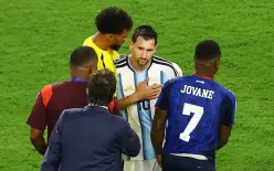 ميسي ذهب لتحيته.. تصديات فوزينيا تكتسح الأنترنت بمباراة الأرجنتين