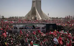 مشيعون في جنازة خامنئي يطالبون بالثأر من ترامب