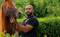 ادعوا له بالشفاء ... هذا عو الشاب الطمراوي المصاب بجريمة إطلاق النار امس 