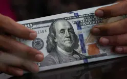 تراجع الدولار مع استقرار سوق العمل وتصاعد التوتر بين أمريكا وإيران