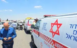 إصابة 4 أشخاص بينهم طفلان بحالة خطيرة في حادث طرق على شارع 6