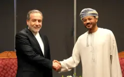 إيران وعمان تبحثان آليات مرور السفن بأمان من مضيق هرمز
