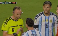 لا تقلل من احترامي.. ميسي يدخل في جدال حاد مع حكم مباراة الأرجنتين وسويسرا  