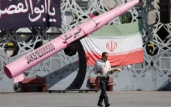 إيران توسع هجماتها على دول خليجية بعد ضربات أمريكية 