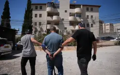 فيديو - مداهمة  محطة لتجارة المخدرات في مخيم شعفاط  شرقي القدس واعتقال 3 شبان عرب