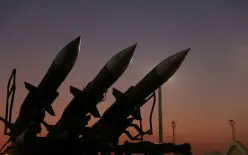 إيران وأمريكا تتبادلان الهجمات وتتنازعان بشأن السيطرة على مضيق هرمز