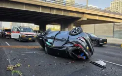 انقلاب سيارة من جسر على طريق أيالون، وإصابة امرأة بجروح خطيرة