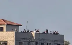  مستوطنون يستولون على منزل في منطقة نابلس ويرفعون عليه أعلامًا إسرائيلية ويحرقون كسارة 