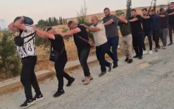 ضبط 11 شابًا فلسطينيًا داخل سيارة إقتحمت حاجزًا قرب القدس