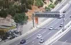 بالفيديو | لحظة مرعبة لانقلاب شاحنة داخل محطة وقود قرب القدس