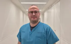 ابتلع نحلة أثناء ركوب الدراجة… ونجا من الموت بأعجوبة في مركز مئير الطبي
