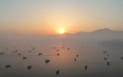 الغموض يكتنف محادثات أمريكا وإيران مع استهداف سفينة بمضيق هرمز