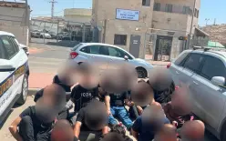 اعتقال مشتبه من كفر عقب وامرأتين من بئر السبع بنقل 24 مقيماً غير قانوني