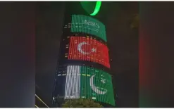 بعد الاتفاقية: عرض أعلام السعودية وتركيا وباكستان على ناطحة سحاب في الرياض