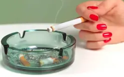 سيجارة ما قبل النوم.. عادة صغيرة ومخاطر كبيرة  
