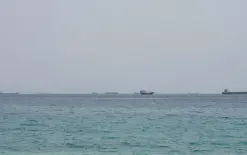 مهاجمة سفينتين مع وصول جهود إنهاء حرب إيران لطريق مسدود