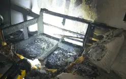 شحن حاسوب على كنبة يتسبب بحريق وإصابة رضيع ووالديه في هرتسليا